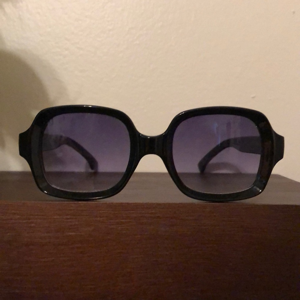 Retro black frame sunglasses
